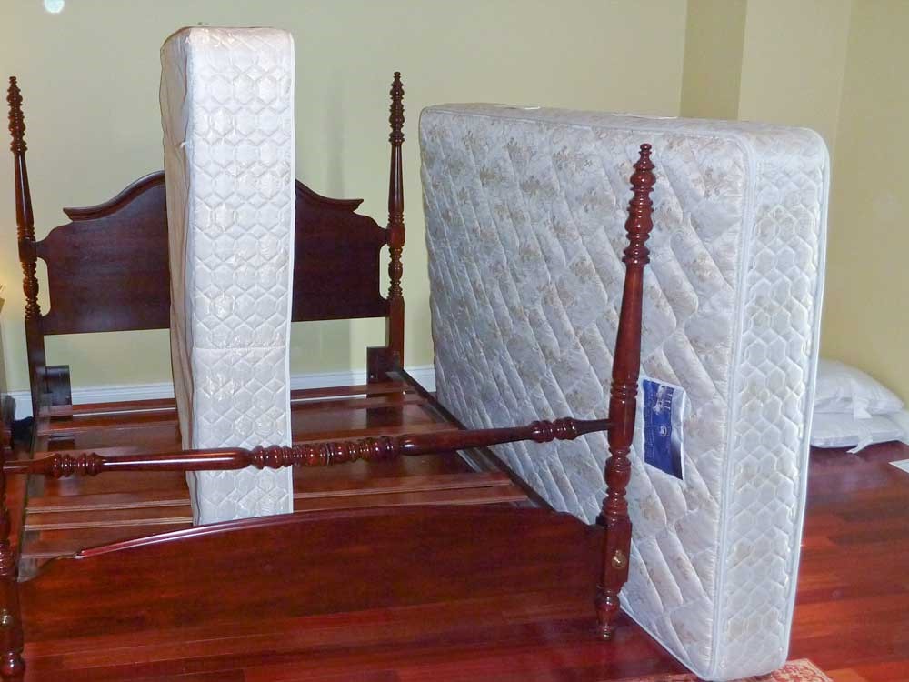 Chambre préparée pour un traitement punaises de lit : lit dégagé, matelas relevé, accès aux plinthes libéré