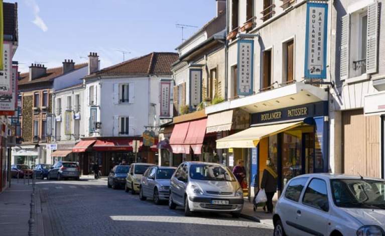 Rue commerçante et résidentielle en Val-de-Marne, contexte d'intervention punaises de lit